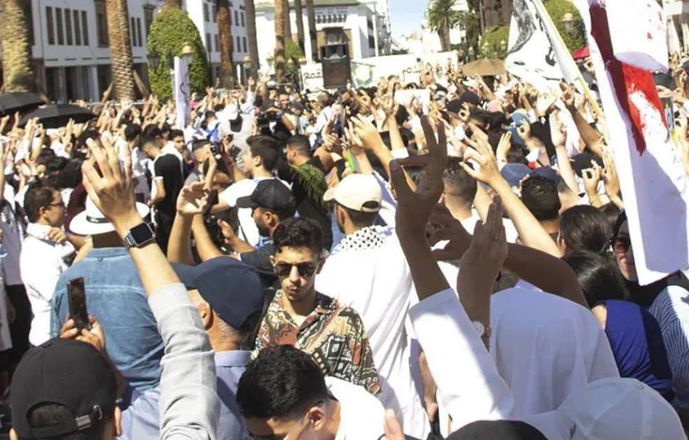 الآلاف من طلبة الطب والصيدلة في إنزال ضخم بالرباط للمطالبة بإقالة وزير التعليم العالي