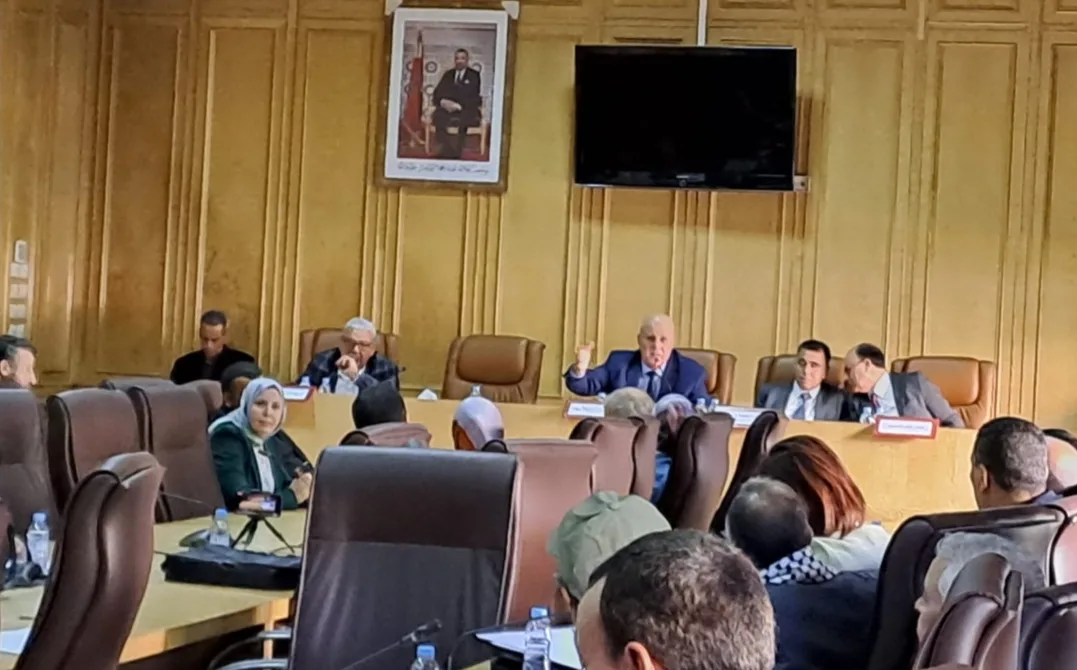 الإبتزاز مقابل إستخلاص ديون الصفقات … عضو بجماعة وجدة يضغط على مقاول لإصدار بيان يكذب ما نشرته “كواليس الريف”