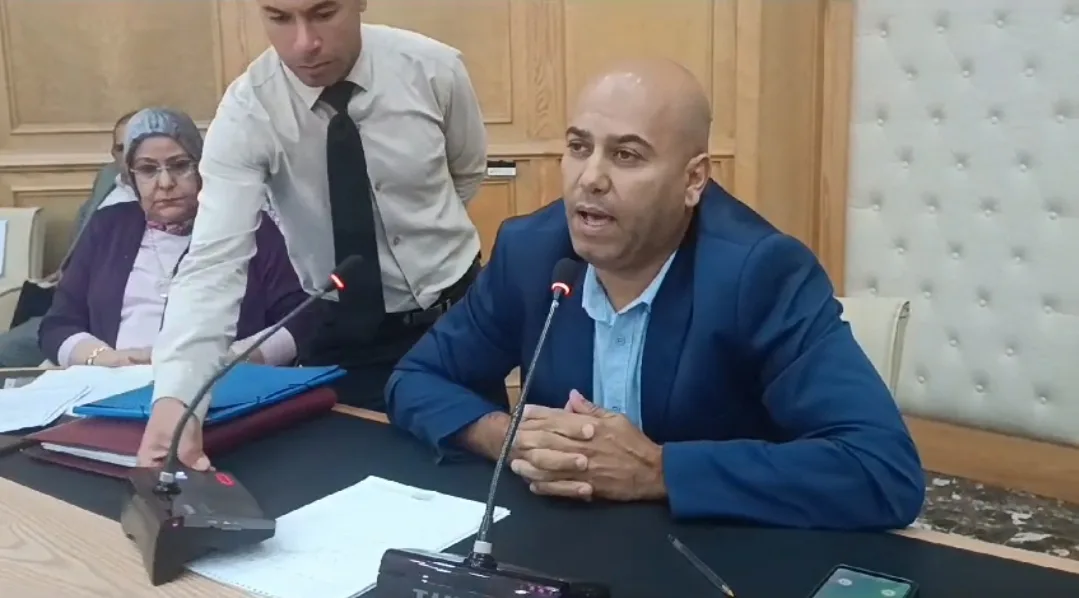 فيديو :     عضو جهة الشرق الفايدة يثير نقطة مثيرة حول تعثر أوراش وكالة مارتشيكا بالناظور، ورئيس الجهة يحاول التشويش !