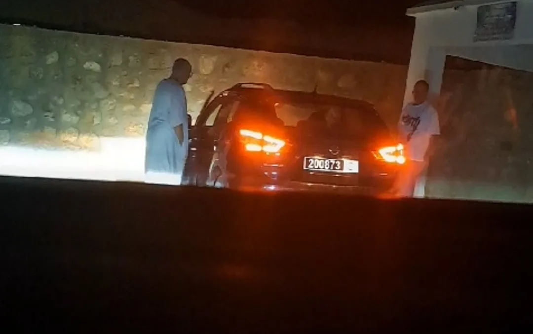 فيديو :     فضيحة أخرى بإقليم الدريوش … عضو بجماعة أزلاف يخصص سيارة الجماعة لجلب الماء إلى منزله يوميا