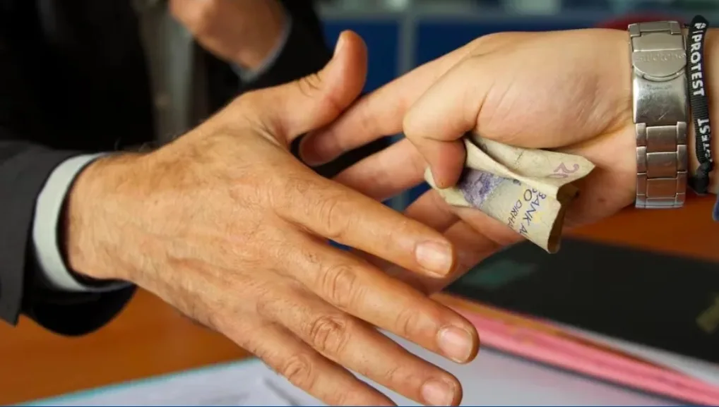 الخط المباشر للتبليغ عن الرشوة يسفر عن ضبط 243 مشتبهًا بهم في حالة تلبس