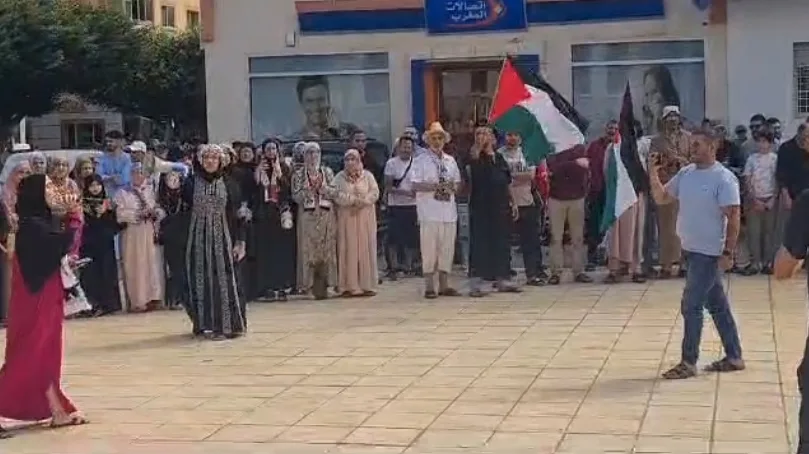فيديو :      وقفة احتجاجية أمام مسجد محمد الخامس بالناظور تنديدا بالتطبيع المغربي مع إسرائيل
