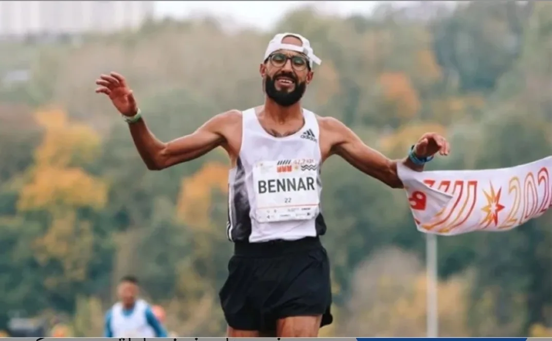العداء المغربي بنار يفوز بماراطون عالمي
