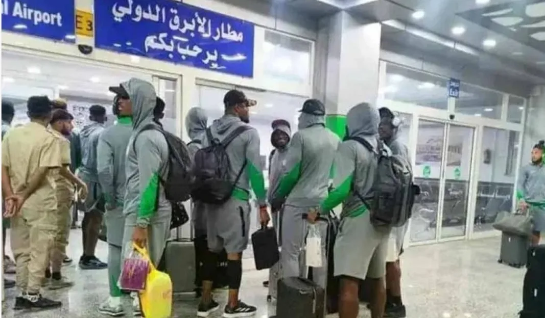 منتخب نيجيريا يغادر ليبيا بعد تركه في المطار ل 15 ساعة دون إجراء مباراة