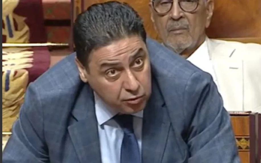 بعد أن وصفه بالجاهل … البرلماني الوجدي احجيرة يرد ، ويصف الشطيبي رئيس جلسة مجلس النواب ب “الكلب” !