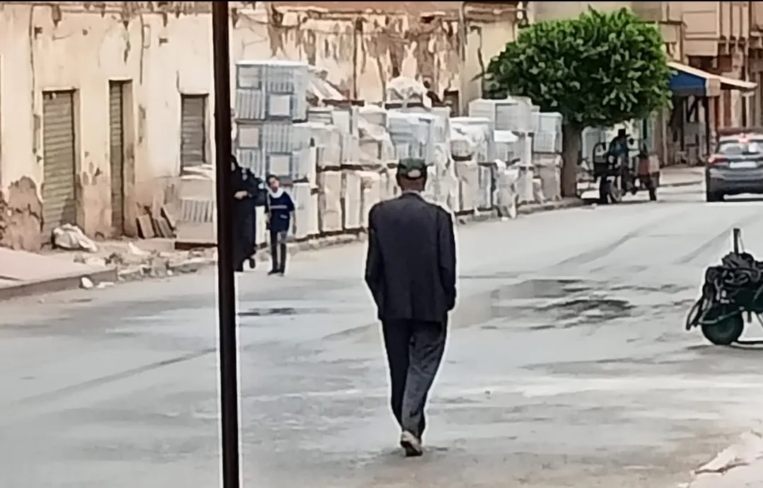 بائع الزليج الذين أدين سابقا في ملف مخدرات يحتل شارع كامل بالعروي في تحدي سافر للسلطات