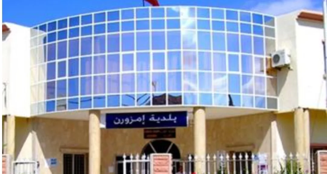السؤال موجهة لسلطات الحسيمة … عدم تنفيذ حكم بعزل رئيس جماعة إمزورن يثير الشكوك !!