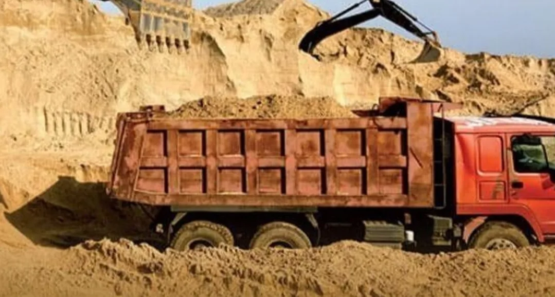 معاناة شاحنات نقل الرمال والحجارة بفكيك لا تنتهي