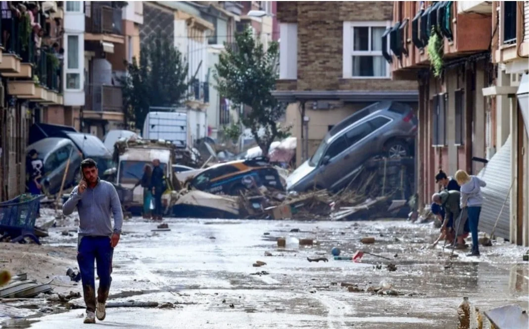 إتهامات إسبانية للمغرب بالوقوف وراء العاصفة المطرية القوية التي خلفت لحد الآن حوالي 100 قتيل ودمار هائل