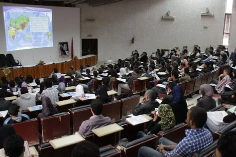 أساتذة كلية الطب بالدار البيضاء ينظمون وقفة تضامنية مع طلبتهم المتعرضين للتعنيف