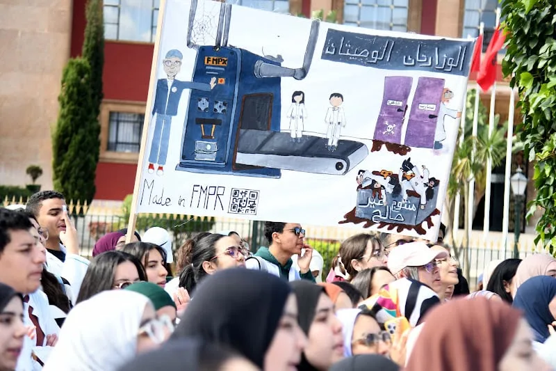 “تحالف الشباب”  يندد بتفاقم أزمة طلبة الطب ويحمّل الحكومة المسؤولية