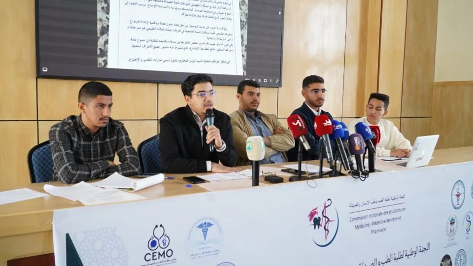 بداية انفراج أزمة طلبة كليات الطب.. وزراء التعليم العالي والصحة يجتمعون مع ممثلي الطلبة