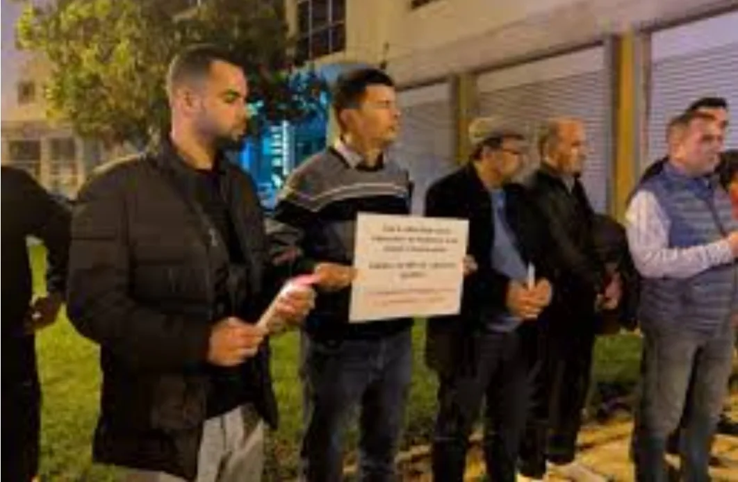 ساكنة طنجة تنظم وقفة تضامنية رفقة إسبان أمام قنصلية مدريد بالمدينة