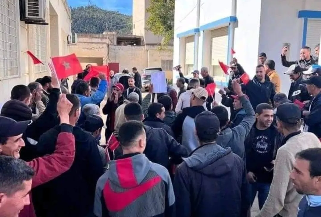 أغرق المنطقة في الظلام … مسيرة حاشدة بجماعة عبد الغاية السواحل ومقر قيادة اكاون ضد مدير الإقليمي للكهرباء بالحسيمة