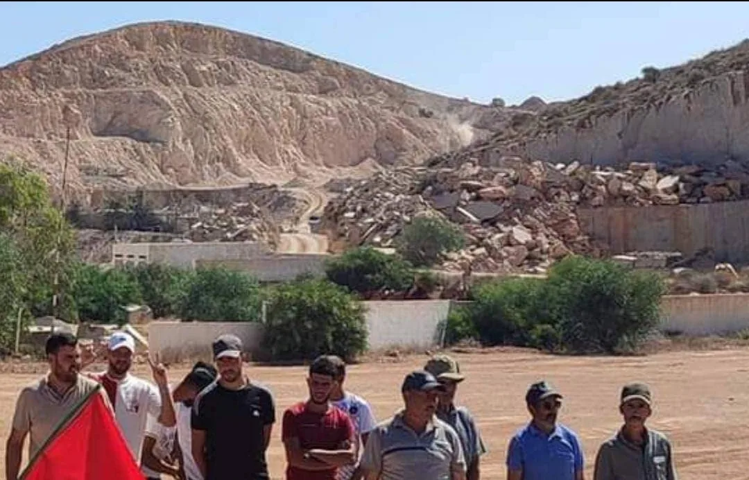 ساكنة بجماعة إزمورن بالحسيمة تعاني تحت الغبار وارتجاج المنازل بسبب المقالع العشوائية