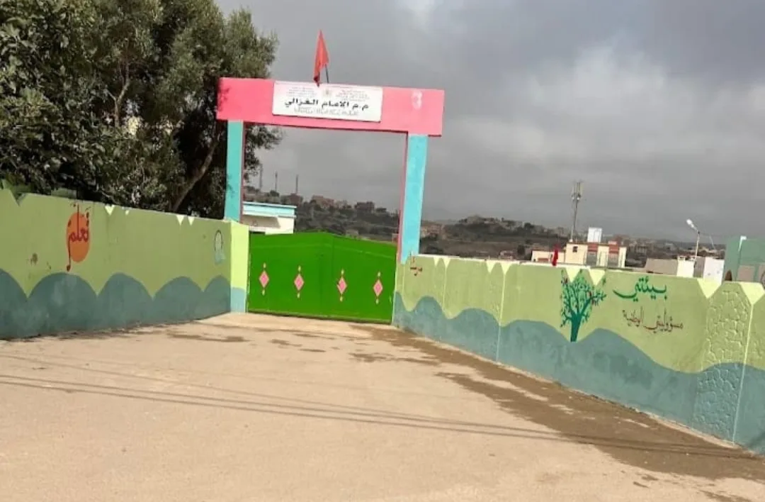 ماذا يجري بمدرسة الإمام الغزالي بفرخانة ضواحي الناظور … نقابة تدافع عن عون سبعيني يشتغل في السوق السوداء !