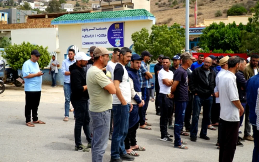 إحتجاجات ساكنة جماعة اتروكوت بالدريوش بسبب طريقة طبخ تصميم التهيئة