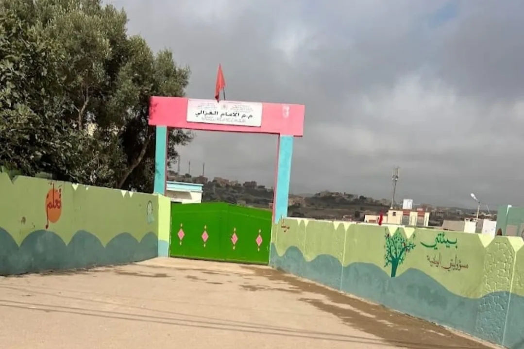 الناظور :    بعد إعفائه بسبب الفوضى والعمر … عون بمدرسة الإمام الغزالي بفرخانة يمنع التلاميذ من الولوج إلى أقسامهم