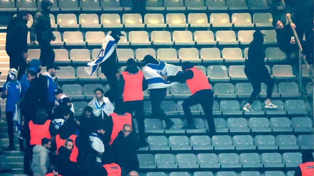 فيديو :     الجمهور الفرنسي يصفر ضد النشيد الإسرائيلي .. مباراة “ستاد دوفرانس” وإشتباكات مع المشجعين الإسرائيليين