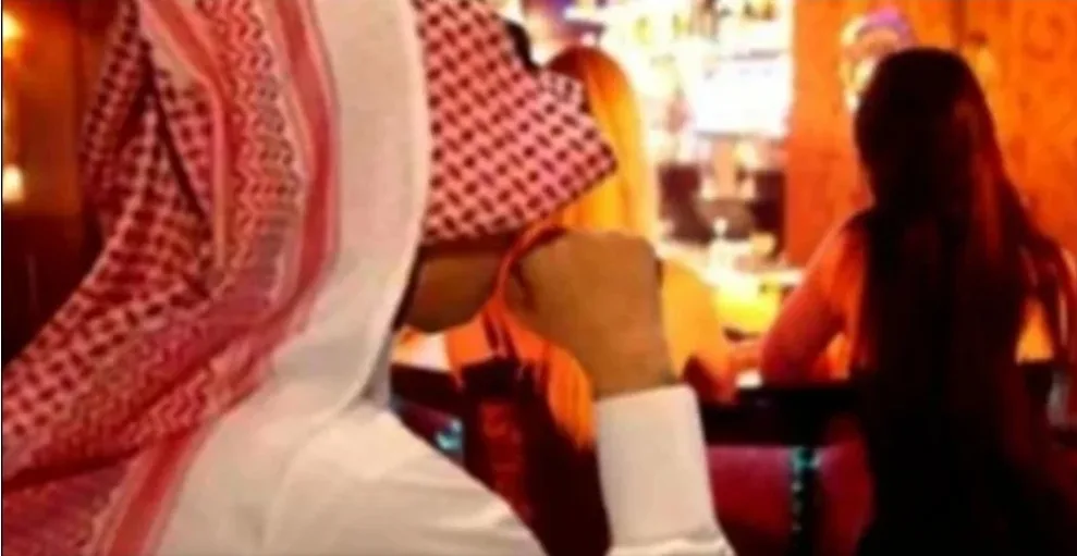 المؤثر المغربي الشهير “ولد الشينوية” يتورط في تقديم خدمات جنسية لخليجيين