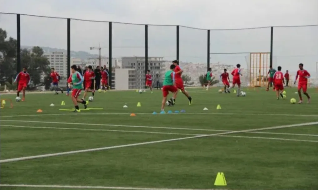 اتهامات بالتلاعب في صفقات تهيئة أربعة ملاعب بعين السبع تثير الجدل والمجلس يرد