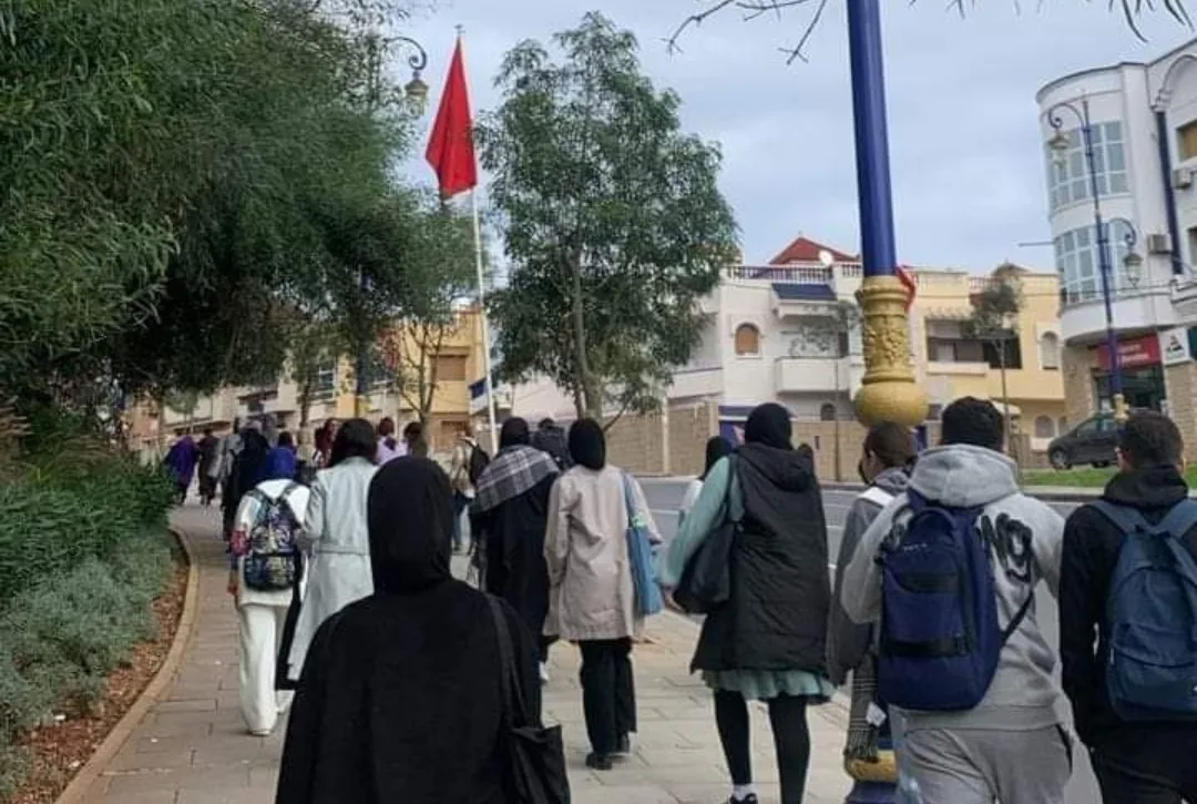 طلبة كلية العلوم والتقنيات بالحسيمة يحتجون أمام مقر العمالة