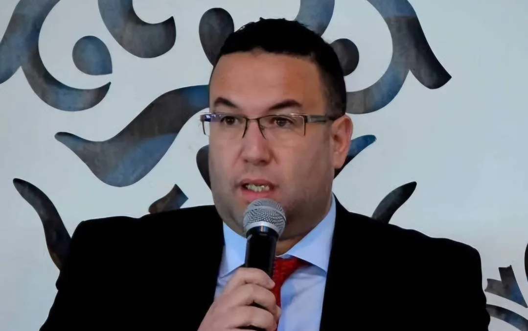 رجل الأعمال الحسيمي الشهير أشرف بوجير عضو غرفة التجارة والصناعة والخدمات بالشمال يقرر مغادرة حزب “السنبلة”