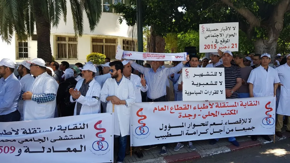 الأطباء في القطاع العام يتحدون الحكومة بإضراب شامل رفضًا للتراجع عن الاتفاقات