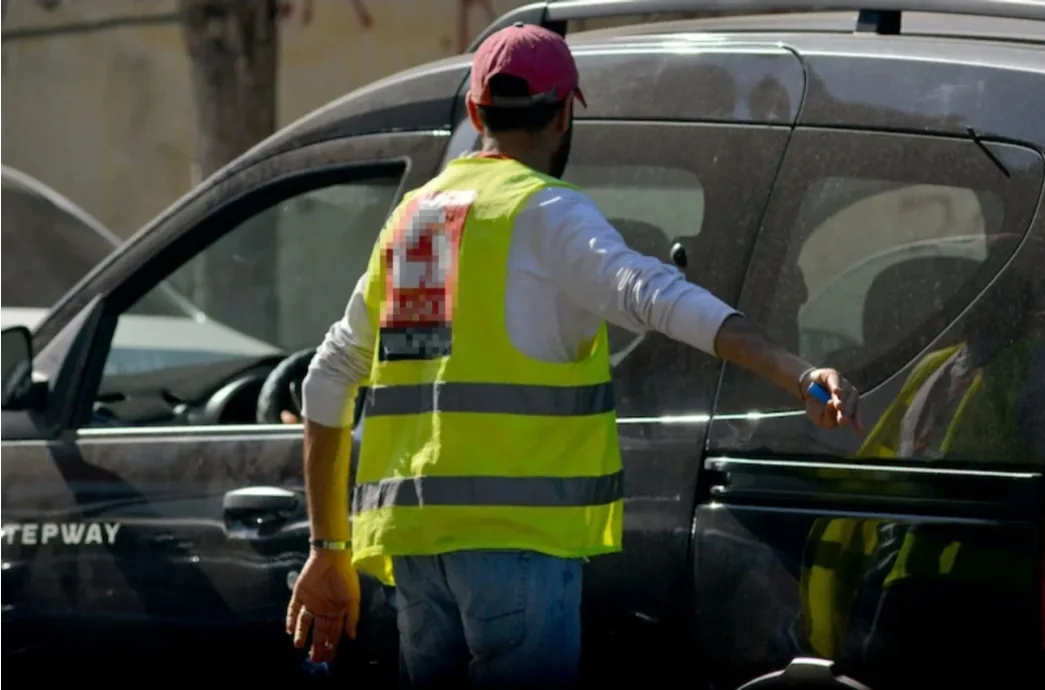 إدانة حارس سيارات بالسجن ب 3 سنوات نافذة بتهمة سرقة 100 مليون