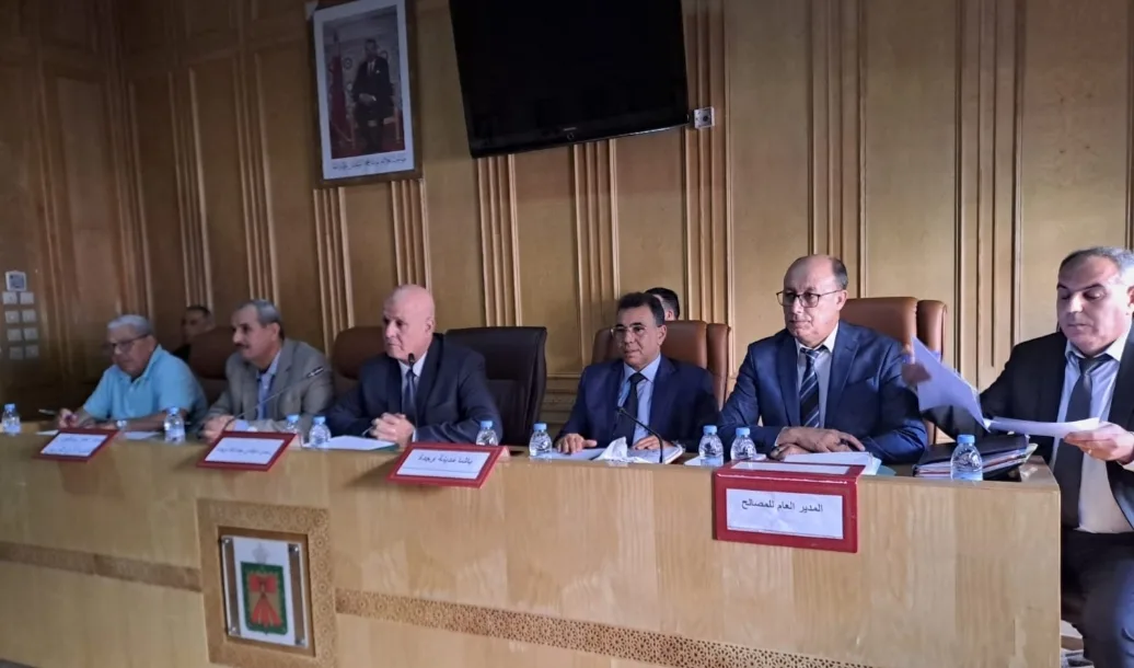 غرائب الدنيا السبع … جماعة وجدة تقرر إعادة تأهيل “السعيدية ودبدو وفجيج” وصفقة مشبوهة مع بارون مخدرات