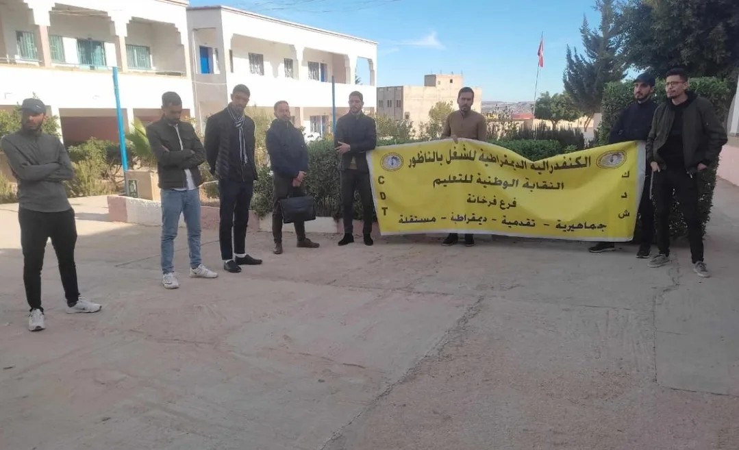 وقفة إحتجاجية أمام إعدادية إعزانن بإقليم الناظور بعد تعنيف أستاذ