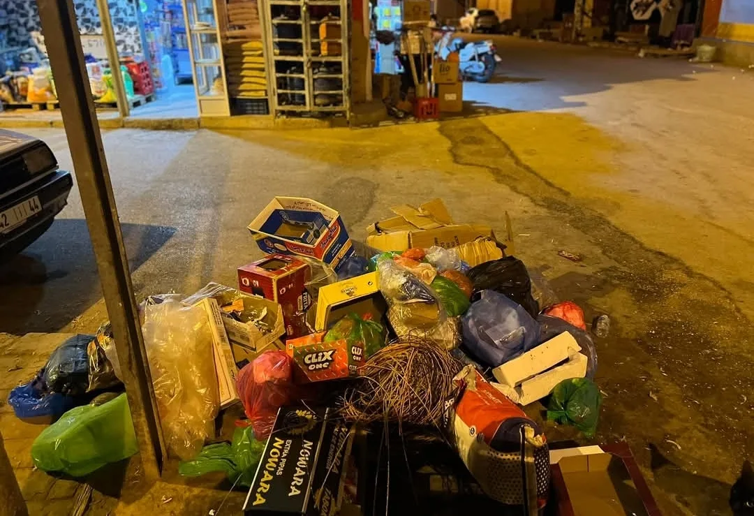 أزبال وروائح كريهة بأجزاء من جماعة إمزورن بالحسيمة
