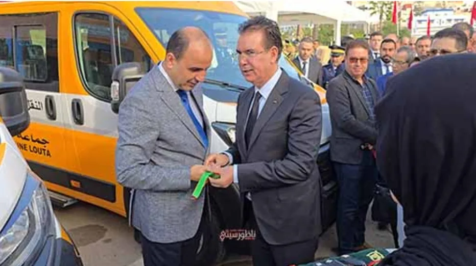 يا عامل الحسيمة … رئيس جماعة بني بوفراح”يحتجز” حافلة للنقل المدرسي أمام مكتبك !!