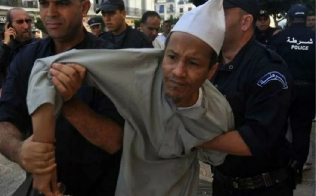 جرائم الكابرانات … إختطاف الزعيم السياسي الجزائري المعارض علي بلحاج بسبب دعمه المطلق لمغربية الصحراء
