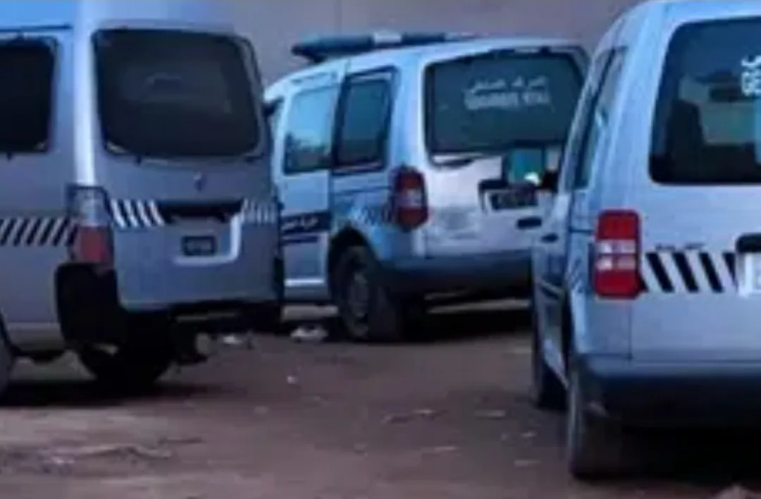 درك بني درار بوجدة وفرقة من الجمارك تقتحمان منزلا يحوي كميات هائلة من السجائر المهربة و “مخدر الشيشا”