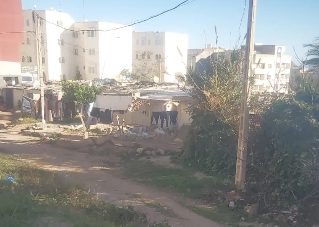 قاطنو المساكن العسكرية الآيلة للسقوط بالحسيمة يناشدون الملك التدخل مجددا لإنصافهم