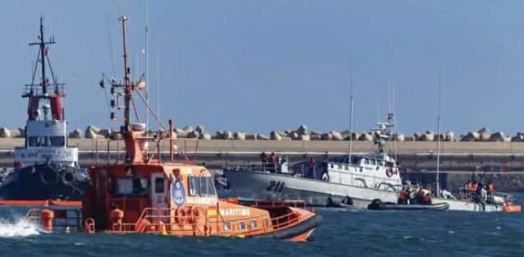 على متنها 11 طنا من الوقود … المغرب يطلب مساعدة إسبانيا لإنقاذ زورقه الحربي العالق في ساحل مليلية