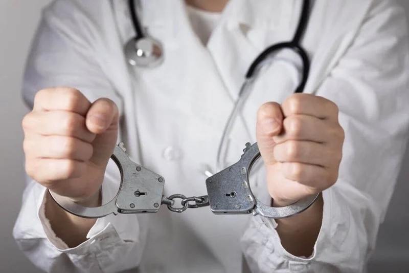 توقيف طبيب وممرض متدرب بتازة في قضية رشوة بعد شكاية عبر “الرقم الأخضر”
