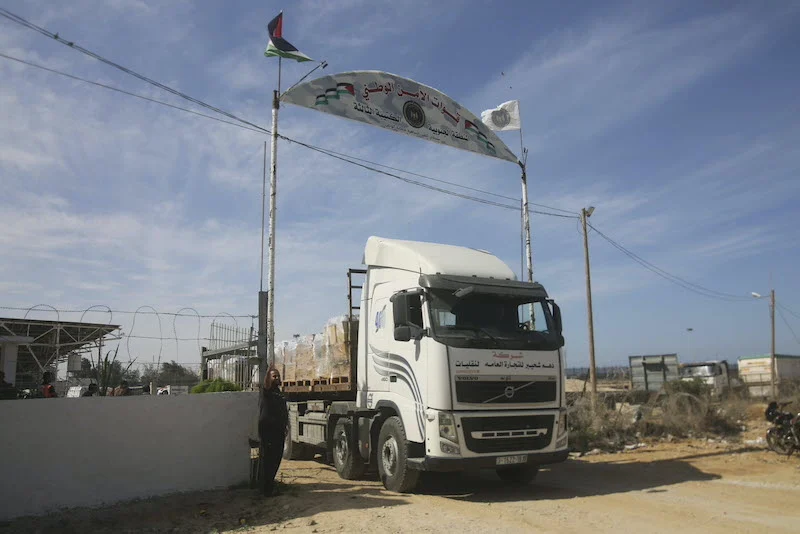 استشهاد 12 حارسا فلسطينيا في غارات إسرائيلية على شاحنات المساعدات بغزة