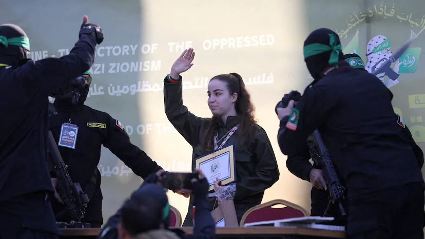حماس تطلق سراح رهينة إسرائيلية في إطار أكبر صفقة تبادل خلال الهدنة