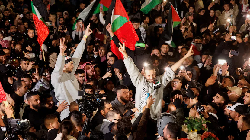 إسرائيل تفرج عن 110 أسرى فلسطينيين بعد تأخير مفاجئ وسط توتر المفاوضات
