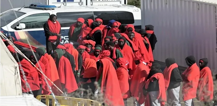على متنه 60 شخصا ضمنهم جثتين … وصول أول قارب إلى سواحل الكناري في عام 2025