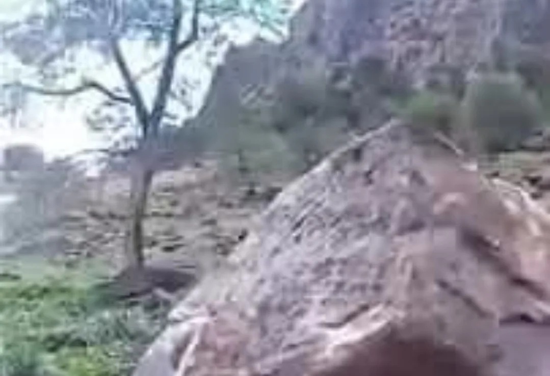 انهيار صخور ضخمة في أزغنغان يثير قلق السكان