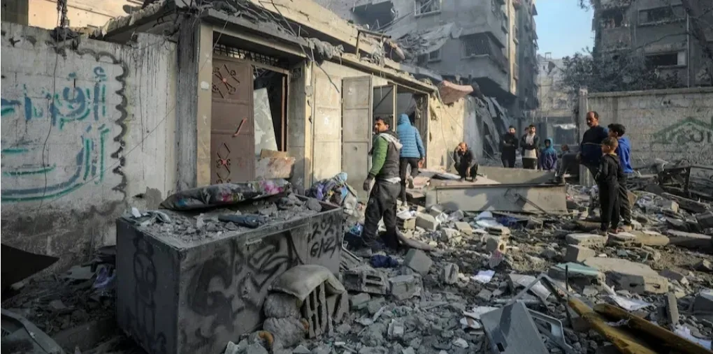 غارات إسرائيلية تقتل 14 شخصا في غزة ومساع دولية للتوصل إلى هدنة