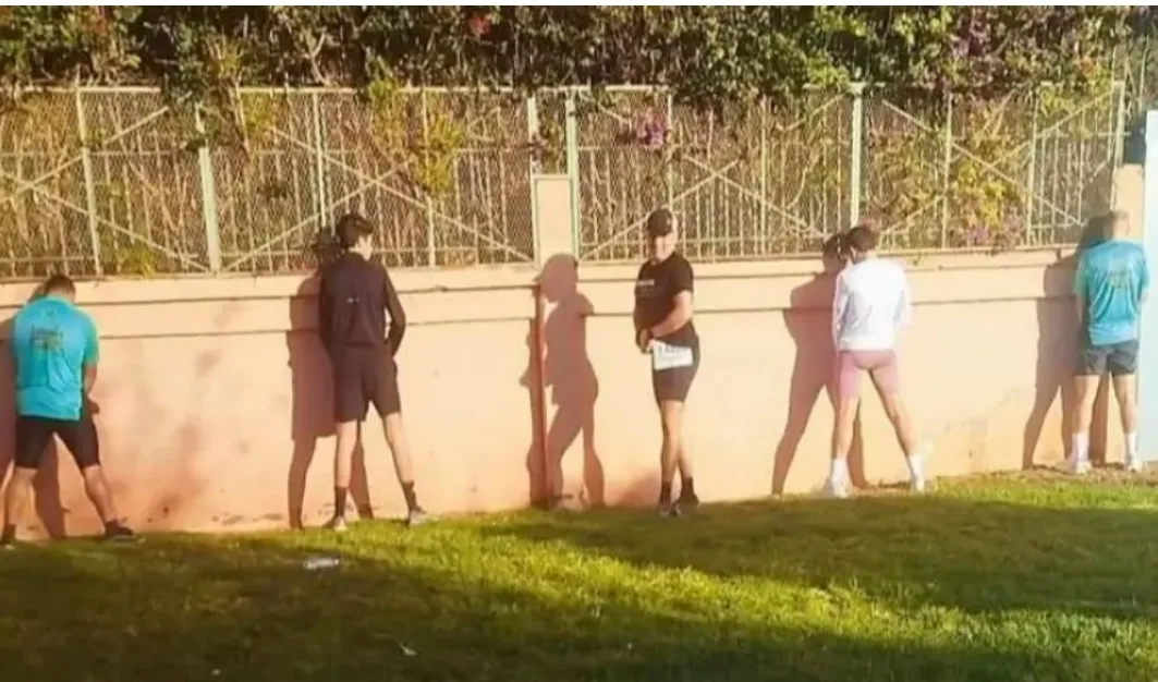 فضيحة ماراثون مراكش العالمي العداؤون يتبولون في الشوارع بسبب غياب المرافق الصحية