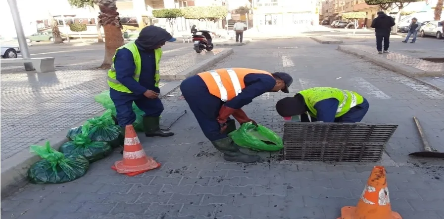 تدخل شركة الشرق للتوزيع لتنظيف بالوعات مياه الأمطار بساحة “3 مارس” بالناظور
