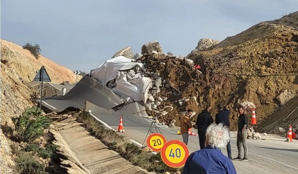 إنقطاع السير على الطريق الوطنية رقم 16 الرابطة بين الجبهة والحسيمة بسبب إنهيار أرضي كبير