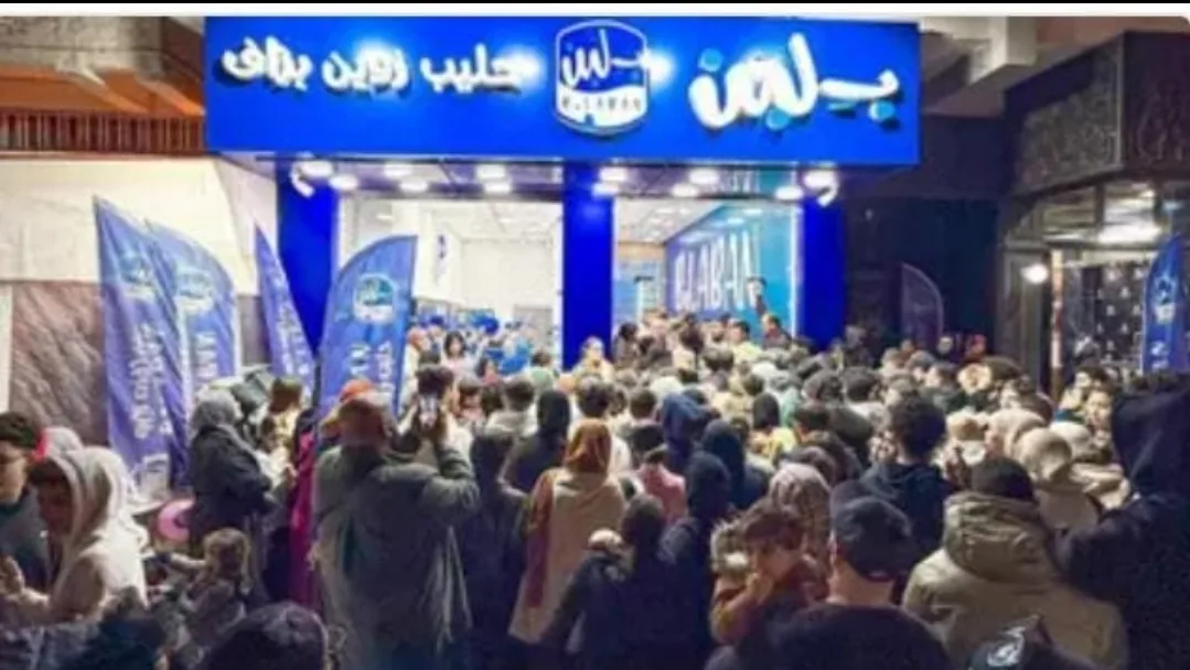 “بلبن” المصري المتعفن يثير ضجة في الدار البيضاء … إقبال غير مسبوق من الذين جرى غسل أدمغتهم … يؤدي إلى فوضى وإغلاق