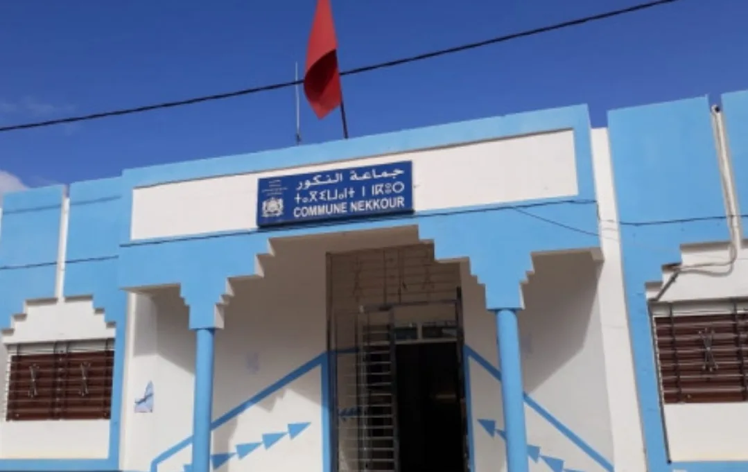 ساكنة بجماعة النكور ، إقليم الحسيمة ، تتهم الرئيس بإغلاق مقطع طرقي عنهم