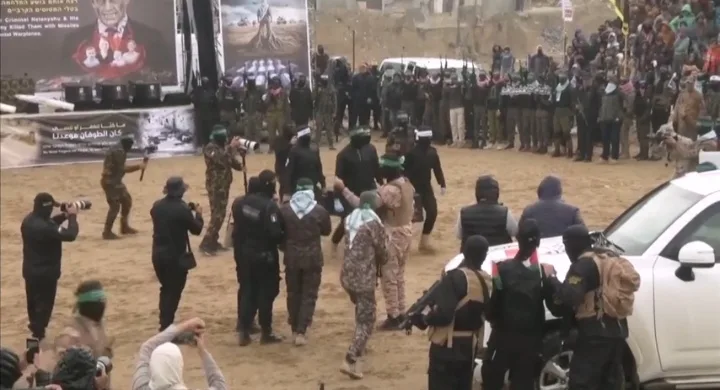حماس تسلم جثث رهائن إسرائيليين في حفل دعائي يستهدف نتنياهو